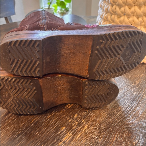 Embroidered Brown Suede Clog Boots - Picture 2 of 8